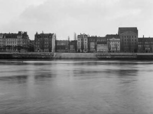 Dresden-Altstadt. Terrassenufer zwischen Gerichts- und Steinstraße. Blick über die Elbe