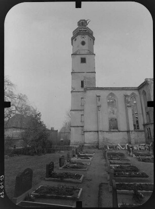 Schönwölkau-Wölkau-Kleinwölkau. Pfarrkirche (1676-1688, Gewölbeeinsturz 1969). Teilansicht über den Kirchhof von Süden
