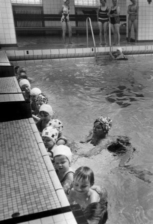 Hamburg-Eimsbüttel. Kinder beim Schwimmunterricht im Schwimmbad Hohe Weide (heute Bäderland Kaifa-Bad Hamburg)