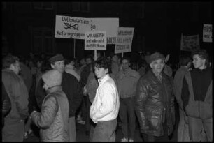Montagsdemonstration vor der Dienststelle des MfS