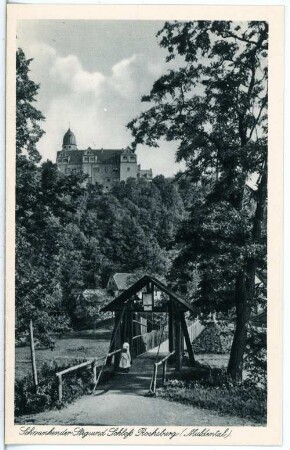 Rochsburg. Schwankender Steg und Schloss Rochsburg