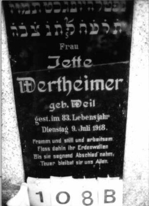 Grabstein 108 (Index: 99792656) Material: Granit, Glasplatte Zustand: gut, Platte quer gesprungen Maße HxBxT: 182x66x23 cm Beschreibung: Stele, getreppter Sockel, eingezogener Rundbogenabschluß, rechteckige Schriftplatte: Grabstein 108B