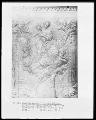 Detail der Rückseite eines Buchdeckels eines römischen Pontificale: Madonna auf Wolken