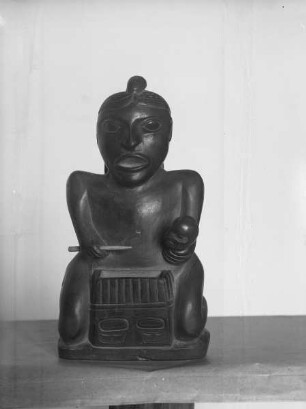Priester mit Opferschale der Tlingit-Indianer