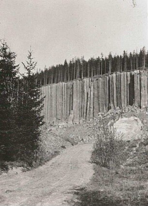 Westerzgebirge. Scheibenberg, Oberscheibe. Säulenbasalt über oligozänen Flußsanden