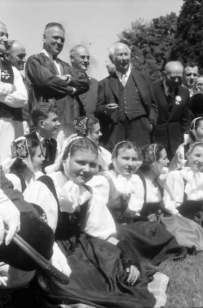 Lörrach: Gruppe der Trachtengruppe mit Bundespräsident Heuss