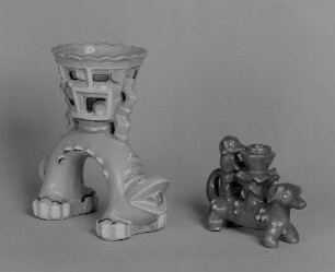 Blumenübertopf als Phantasietier und zwei Dackel als Leuchter : Blumenübertopf als Phantasietier und zwei Dackel als Leuchter. Irdenware, Majolika, bemalt, glasiert (1. H. 20. Jh.; K. Feuerriegel)