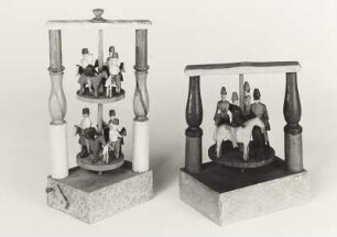 Zwei Klimperkästchen mit Reiterfiguren aus der 1. Hälfte 20 Jh. (links) und aus dem Ende des 19. Jh. (rechts)