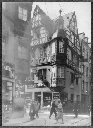 An der Kreuzapotheke in Marburg