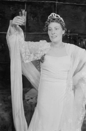 Szenenbilder aus dem Drama "Endstation Sehnsucht" von Tennessee Williams am Schlossparktheater Berlin-Steglitz : Soloaufnahme von Marianne Hoppe als Blanche DuBois
