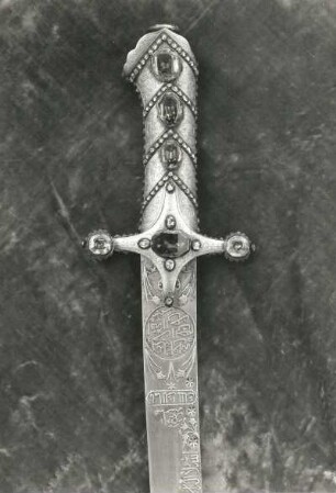 Säbel : Säbel. Gold, Saphire, Diamanten, Metall, goldtauschiert; L. 92 cm, Gewicht 1000 g. Deutsch (Griff), E. 17. Jh.. Dresden: Rüstkammer Y 111