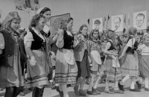 Demonstration zum 1. Mai 1951 in Berlin : Kinder im Demonstrationszug