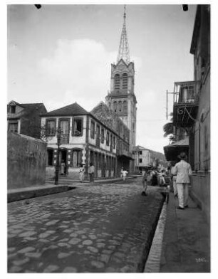 Fort de France, Martinique. Straßenszene mit Blick zur Kirche