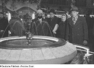 Besucher vor einem Springbrunnen in der Messehalle des Ausstellungslandes Bulgarien