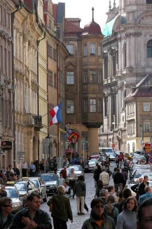 Prag - Menschen auf der Kleinseite : Gasse auf der Kleinseite. Aufgenommen 2004 in Prag