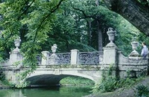 Gehwegbrücke im Nymphenburger Schlosspark i. München