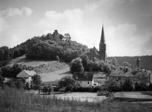 Kaiserslautern. Blick zur Burg Hohenecken mit Kirche St. Rochus