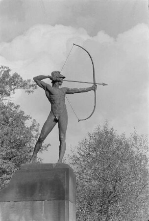 Bogenschütze : Bogenschütze. Bronze (1895; E. M. Geyger, Guß 1902). Dresden-Neustadt. Neustädter Elbufer