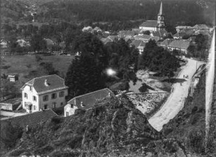 Dorf im Gebirge : Blick auf ein Dorf in einer Hochebene, das am Fuße eines Berghanges gelegen ist