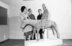 Freiburg: Augustinermuseum, drei Studenten vor "Christus auf dem Esel"