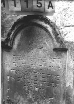 Grabstein 115 (Index: 99609751) Material: Sandstein Zustand: verwittert Maße HxBxT: 92x66x14 cm Beschreibung: Stele, eingezogener Rundbogenabschluß, Schriftfeld eingetieft Besonderheit: Kindergrab: Grabstein 115A