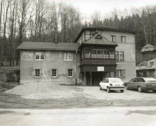 Mulda (Sachsen), Talstraße 2. Ehemalige Holzstoff- und Pappenfabrik Mulda (Fenster- und Türenbau Mulda GmbH). Verwaltungsgebäude