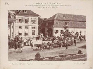 Prunkwagen beim Jubiläums-Festzug zum 70. Geburtstag des Großherzogs Friedrich I. von Baden vor dem Karlsruher Schloss