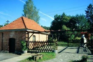 altes Backhaus, davor Grillplatz; Platz für Vereinsfeste