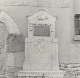 Denkmal für die Gefallenen des 1. Weltkrieges : Denkmal für die Gefallenen des 1. Weltkrieges. Sandstein, Dioritplatte (nach 1918). Niederalbertsdorf-Oberalbertsdorf, Dorfkirche Oberalbertsdorf
