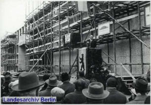 Theater der Freien Volksbühne; Richtfest; Schaperstraße (Wilmersdorf)