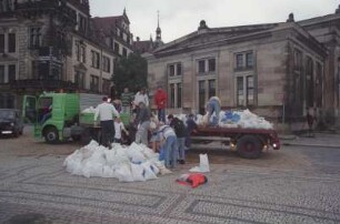 Dresden-Altstadt, Theaterplatz. Helfer beim Abladen von Sandsäcken neben der Altstädter Wache