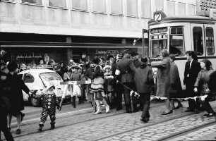 Freiburg: Endhaltestelle der "2": Fasnet am Siegesdenkmal