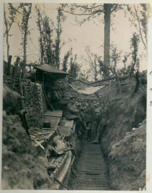 Foto eines Beobachtungspostens im vorderen Kampfgraben in der südöstlichen Ecke des Waldes von Avocourt