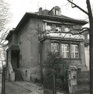 Dresden-Trachenberge, Weinbergstraße 10. Villa (um 1910/12). Straßenansicht mit Einfriedung