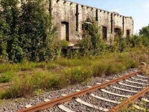 Die seit mehr als 120 am Nordrand des Harzes verlaufende Bahnstrecke zwischen Aschersleben und Quedlinburg wurde stillgelegt. Hier der Bahnhof Ballenstedt-Ost