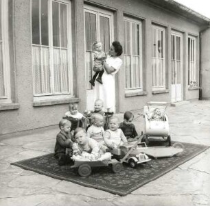 Sangerhausen-West. Kinderkrippe "Käthe Kollwitz". Kindergruppe mit Erzieherin