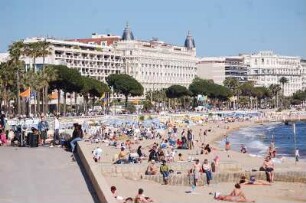 Cannes - Strand an der Croisette : Strandabschnitt an der Croisette und Luxus-Hotel Carlton in Cannes, aufgenommen 2006