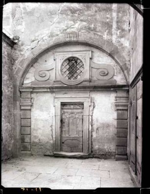 Schloß; Portal im Hof