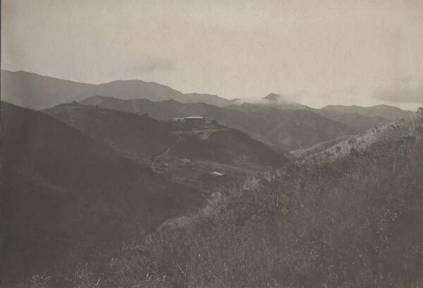 Vue sur le Chemal. Usine de glions "Karolinenberg" dans les montagnes de l'Ulug.