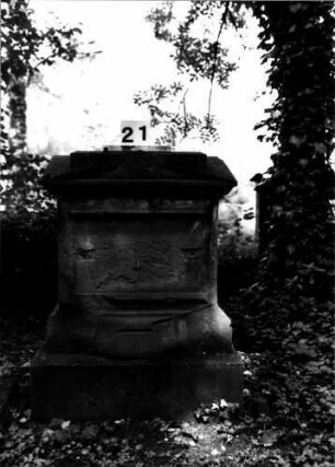 Grabstein 21 (Index: 100106080) Material: Sandstein Zustand: Schriftplatte fehlt Maße HxBxT: 95x67x65 cm Beschreibung: getreppter Sockel, häuschenartige Stele, Giebel: Grabstein 21