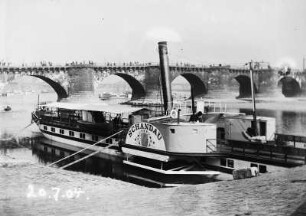 Dresden, Blick auf Raddampfer "Schandau" und Augustusbrücke