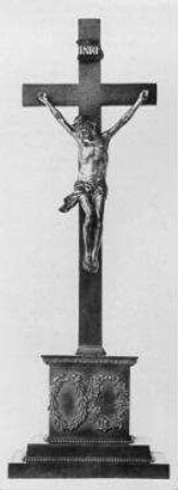 Kruzifix auf hohem Sockel