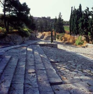 Knossos, Treppenstufen und Straße zum kleinen Palast