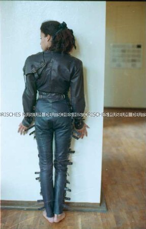 Modell in schwarzer Lederhose und -jacke (Rückseite) der Designergruppe Allerleirauh