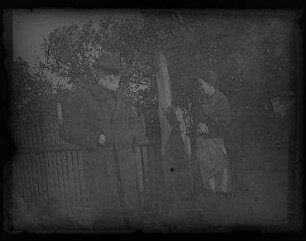 Ohne Titel (Ernestine Louise und Johann Traugott Zille am Gartenzaun)