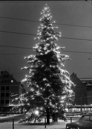 Freiburg: Platz am Siegesdenkmal, Tannenbaum mit Lichtern (allein)