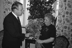 Verleihung des Bundesverdienstkreuzes an die Haushälterin Anna Kemmerer für 50jährige Tätigkeit und für ehrenamtliches Engagement im Berufsverband der Katholischen Hausgehilfinnen