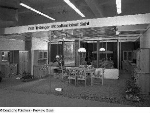 Ausstellungskoje mit Wohnzimmermöbeln des VEB Thüringer Möbelkombinat Suhl. Ansicht mit rustikalem Speisezimmer