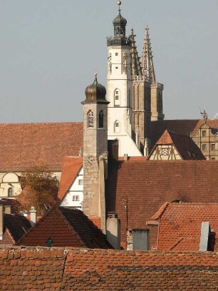 Türme, von vorn nach hinten: Johanniskirche, Rathaus, Stadtkirche St. Jakob
