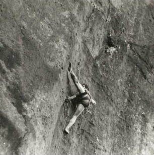 Sächsische Schweiz. Affensteine, Wilder Kopf. Seilschaft Bernd Arnold bei der Erstbegehung am "Dauerbrenner" (Xa)